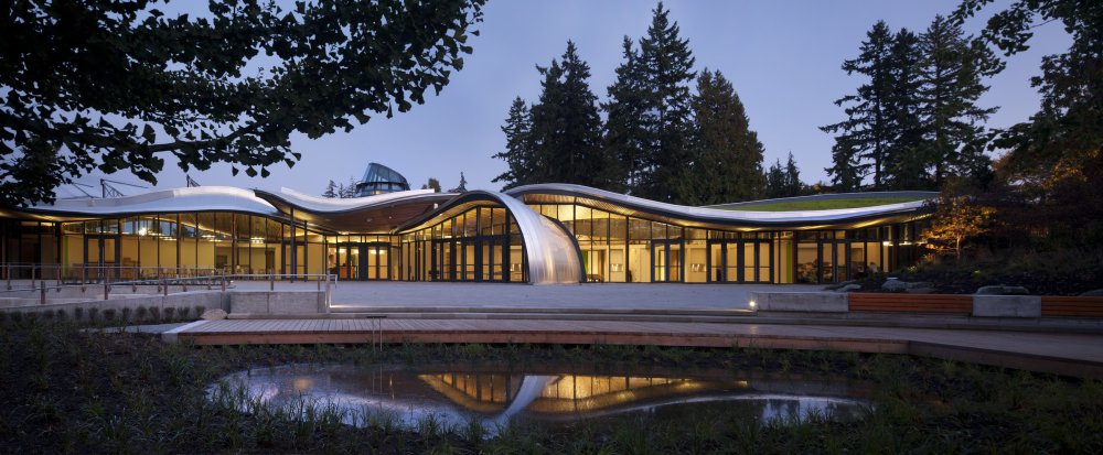 The curved roof of the VanDusen Botanical Garden Visitor Centre emulates the natural shape of an orchid. Image courtesy of Van Dusen Botanical Garden Visitor Centre.