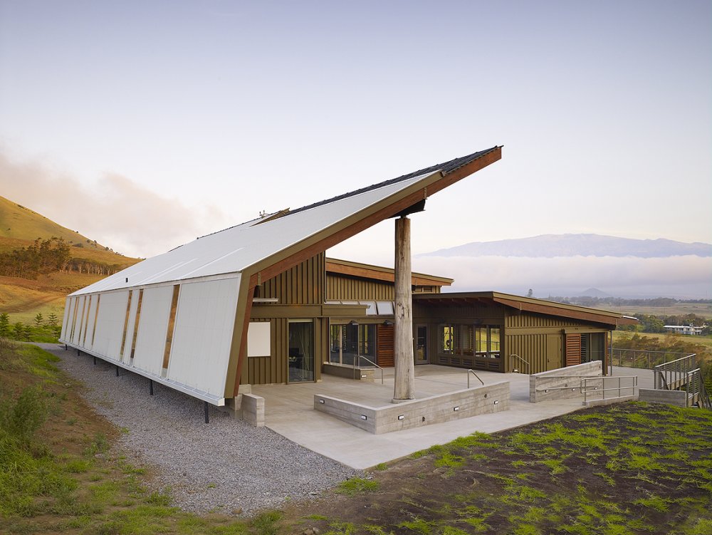 The Hawai’i Prep Academy Energy Lab provides security and protection from the elements, allowing occupants to appreciate the natural landscape. Image by Matthew Millman Photography, courtesy of Flansburgh Architects.